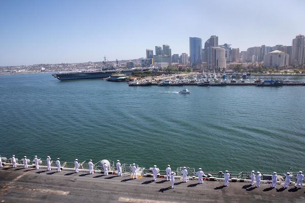 Sailors man the rails aboard the amphibious assault ship USS Makin Island (LHD 8).