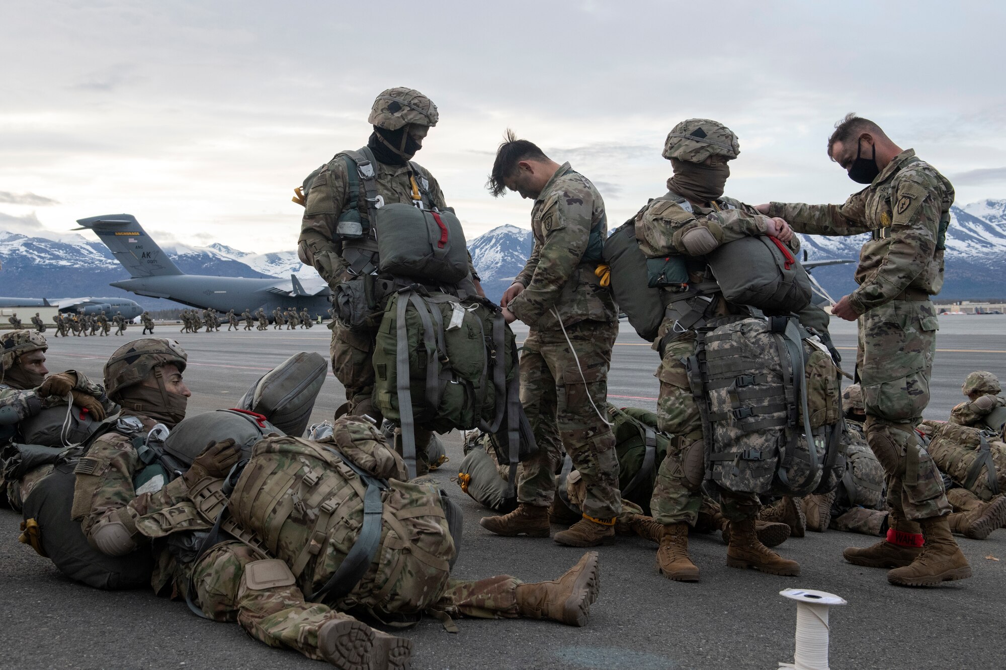 Soldiers prepare for jump operations