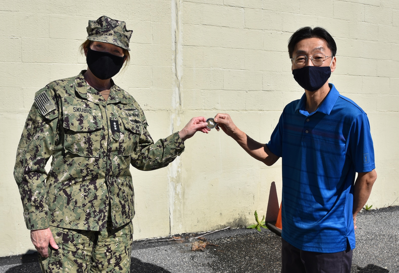 DLA Director presents coin to Minsoo Yoon.