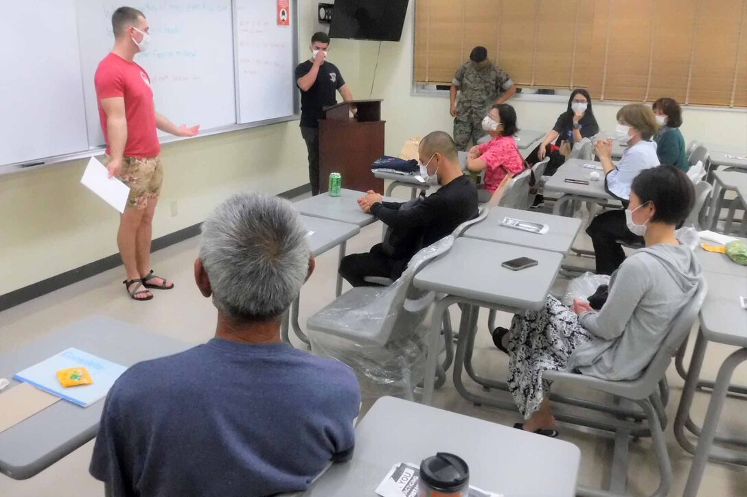 基地内で開催されている地域住民のための社会人英語講座で、独自の講座内容を立案し、英語を教えるブライアン・ゴフ中尉、２０２１年５月２６日、米海兵隊基地キャンプ・シュワブ教育センター