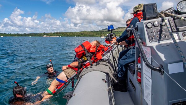 USS Charleston Sailors Participate in SAR Training Evolution