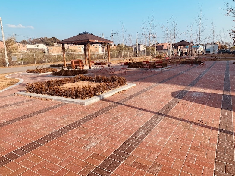 After the relocation of the U.S. Army Corps of Engineers Far East District headquarters, from Dongdaemun to Pyeongtaek in 2018, the outdoor greenspace that once was is alive again, thanks to the FED 2020-2021 USACE Leadership Development II Program. The greenspace capstone project was awarded, constructed, and closed out in less than four months.