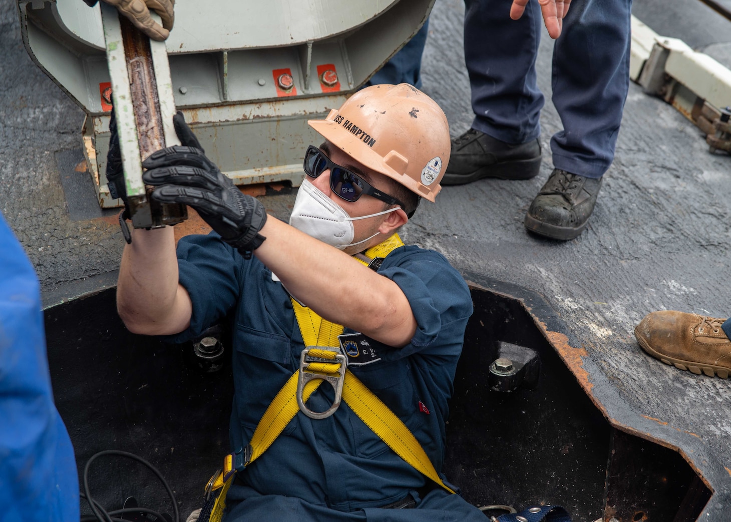 SAIPAN (Oct. 22, 2021) Sonar Technician (Submarine) 2nd Class Eric Bauer of Albuquerque, New Mexico, attaches the intermediate rail for loading torpedoes on the Los Angeles-class fast attack submarine USS Hampton (SSN 767) during a weapons handling exercise involving the transfer of a MK-48 inert training shape alongside the submarine tender USS Frank Cable (AS 40) at the island of Saipan, Commonwealth of the Northern Mariana Islands, Oct. 22. Frank Cable is on patrol conducting expeditionary maintenance and logistics in support of national security in the 7th Fleet area of operations. (U.S. Navy photo by Mass Communication Specialist 1st Class Charlotte C. Oliver)