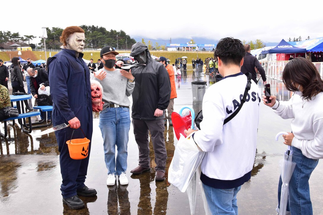 キャンプ富士でハロウィーンをテーマにしたフレンドシップ・フェスティバルが開催され、仮装した海兵隊員が勢ぞろい　静岡県御殿場市、２０２１年１０月３１日