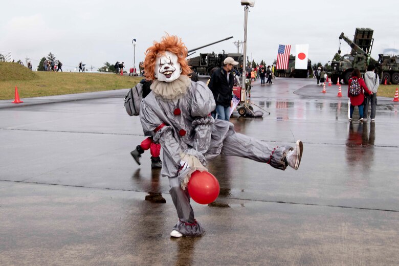 キャンプ富士でハロウィーンをテーマにしたフレンドシップ・フェスティバルが開催され、仮装した海兵隊員が勢ぞろい　静岡県御殿場市、２０２１年１０月３１日