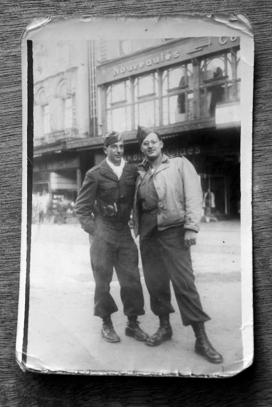 Two soldiers pose for a photo.