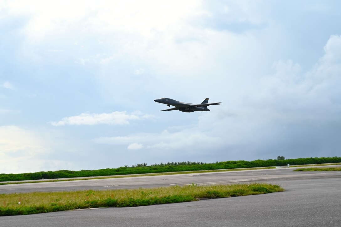 Photo of a B-1B Lancer taking-off