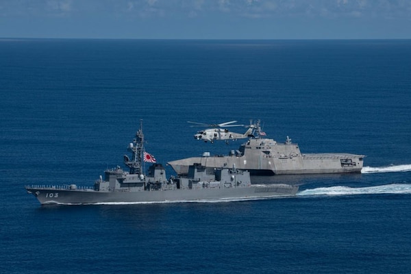 The Independence-variant littoral combat ship USS Jackson (LCS 6), Japanese Maritime Self Defense Force SH-60K Seahawk helicopter and Japanese (MSDF) Murasame-class Yuudachi (DDG 103) transit the South China Sea