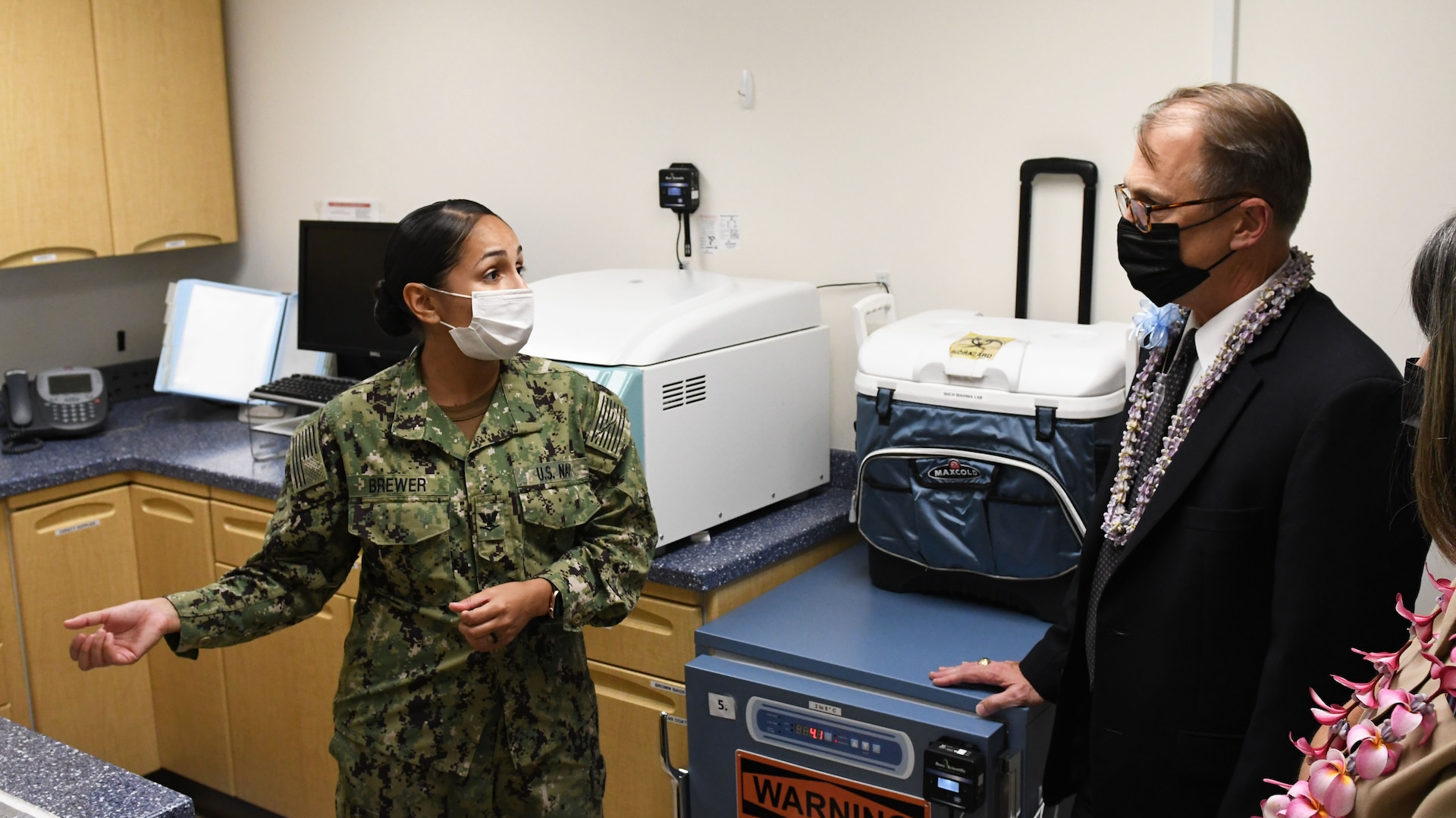 Lein meets with Navy medical staff.