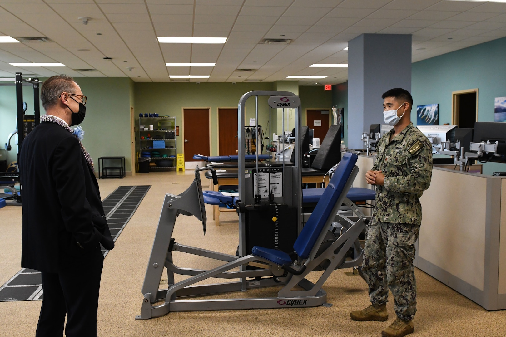 Lein meets with Navy medical staff.