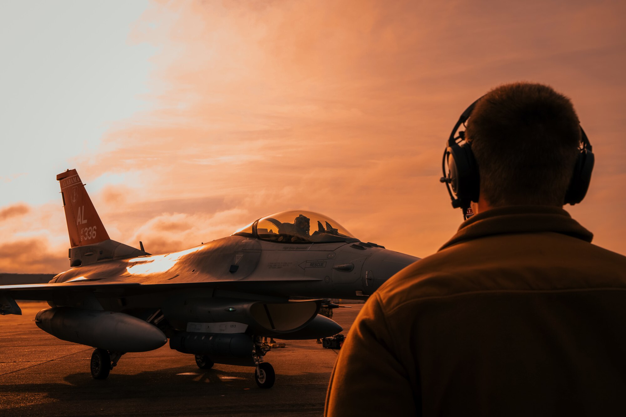 A crew chief from the 187th Fighter Wing prepares for an F-16C Fighting Falcon fighter aircraft to taxi and take off in Mobile, Alabama, during Southern Lightning Strike, an Agile Combat Employment exercise throughout the southeastern United States, November 4, 2021. The ACE construct is designed to provide optionality operationally throughout all domains, posturing the Department of Defense for strategic competition. (U.S. Air Force photo by Tech. Sgt. William Blankenship)