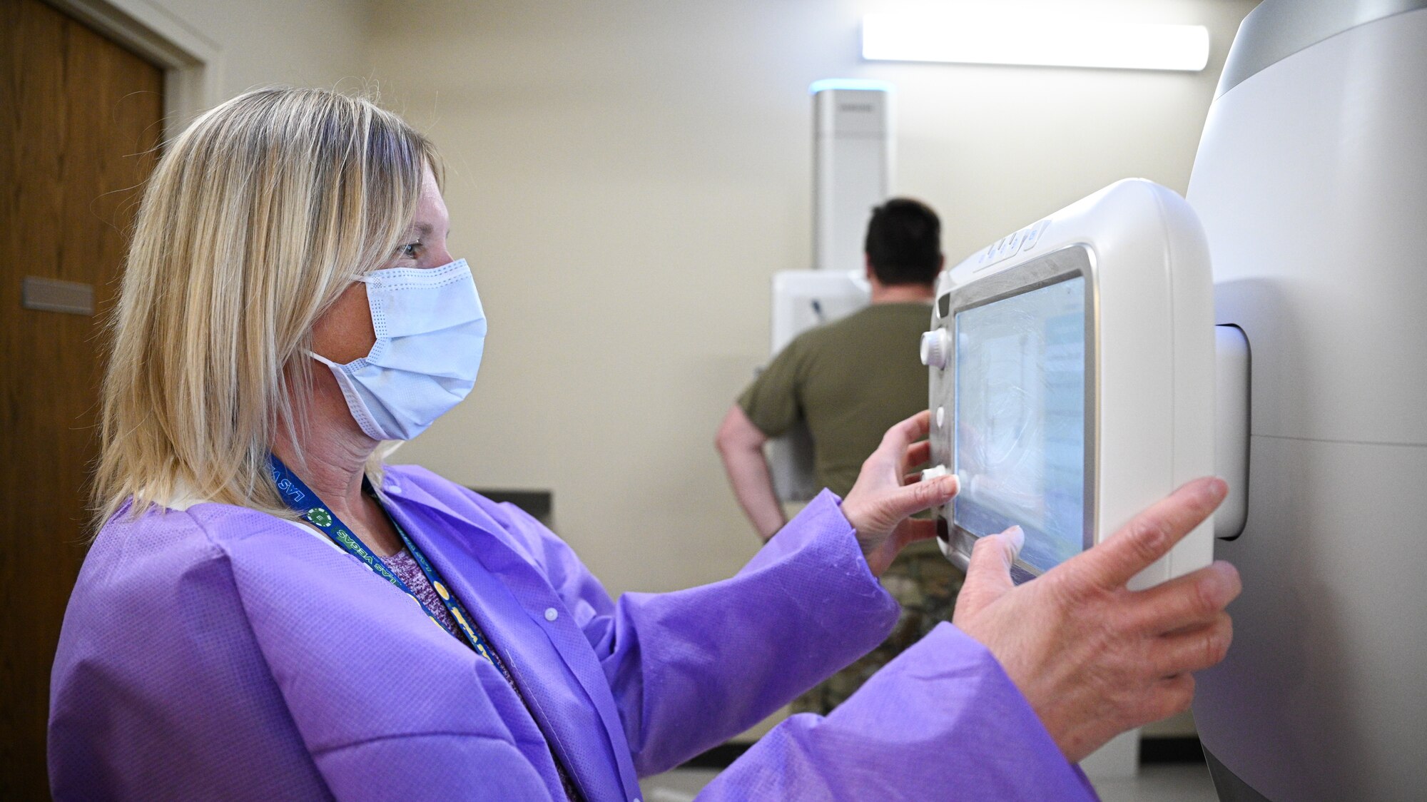 Rhonda Janroy uses a digital screen to take a patient's x-ray.