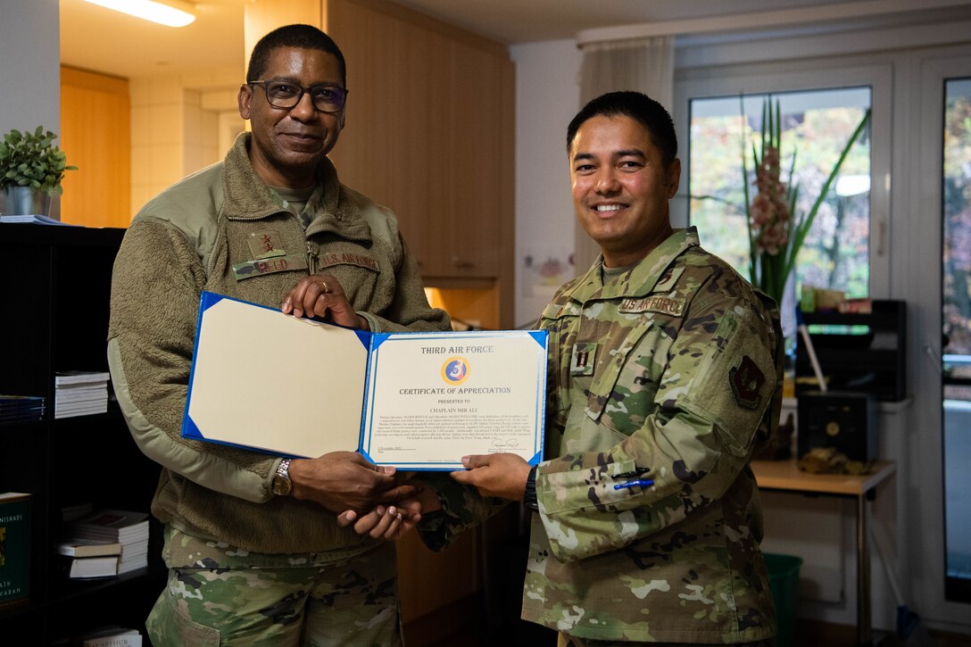 Airmen show certificate
