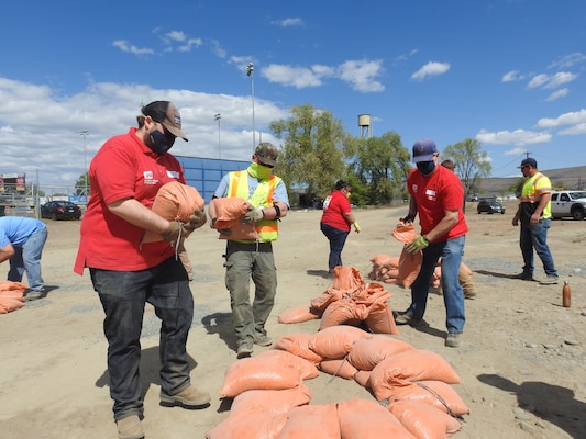 Photo of USACE Seattle District employees and City of Yakima employees participating in flood response training exercises in Yakima, Washington