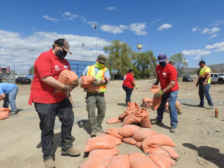 Photo of USACE Seattle District employees and City of Yakima employees participating in flood response training exercises in Yakima, Washington