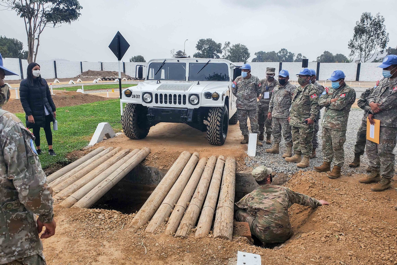 West Virginia National Guardsmen show members of the Peruvian military how to do field maintenance of Humvees. The Peruvian soldiers deployed as part of an international peacekeeping mission in the Central African Republic.