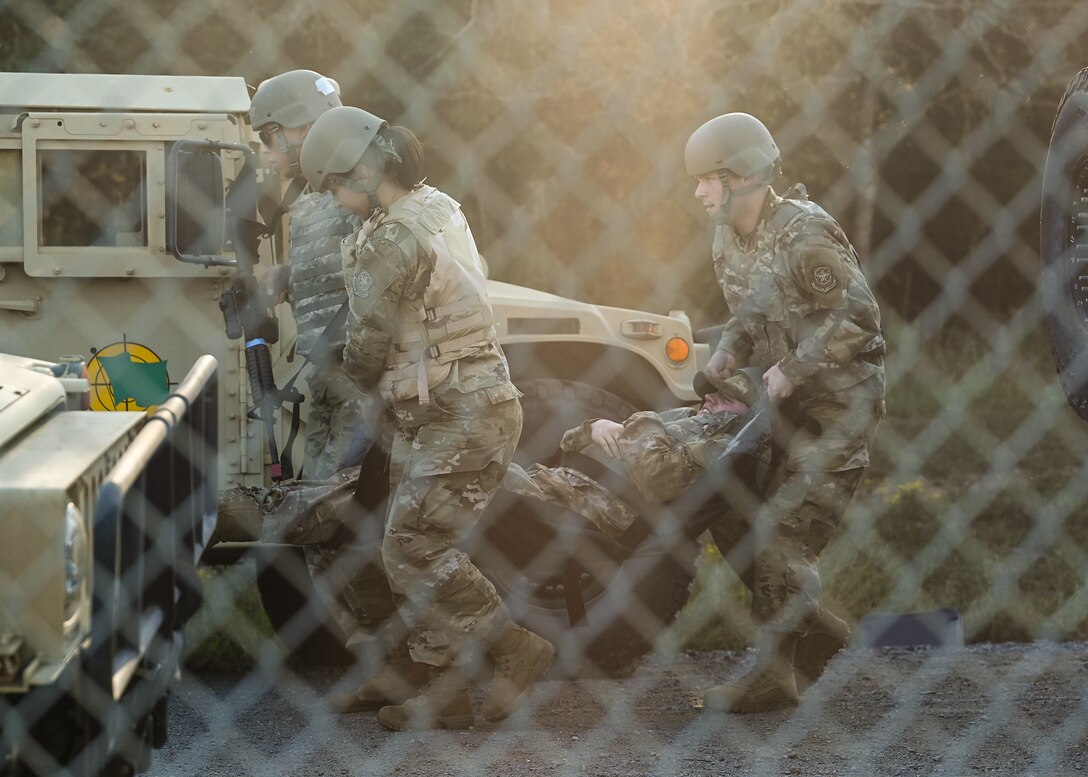 Airmen carry a simulated patient