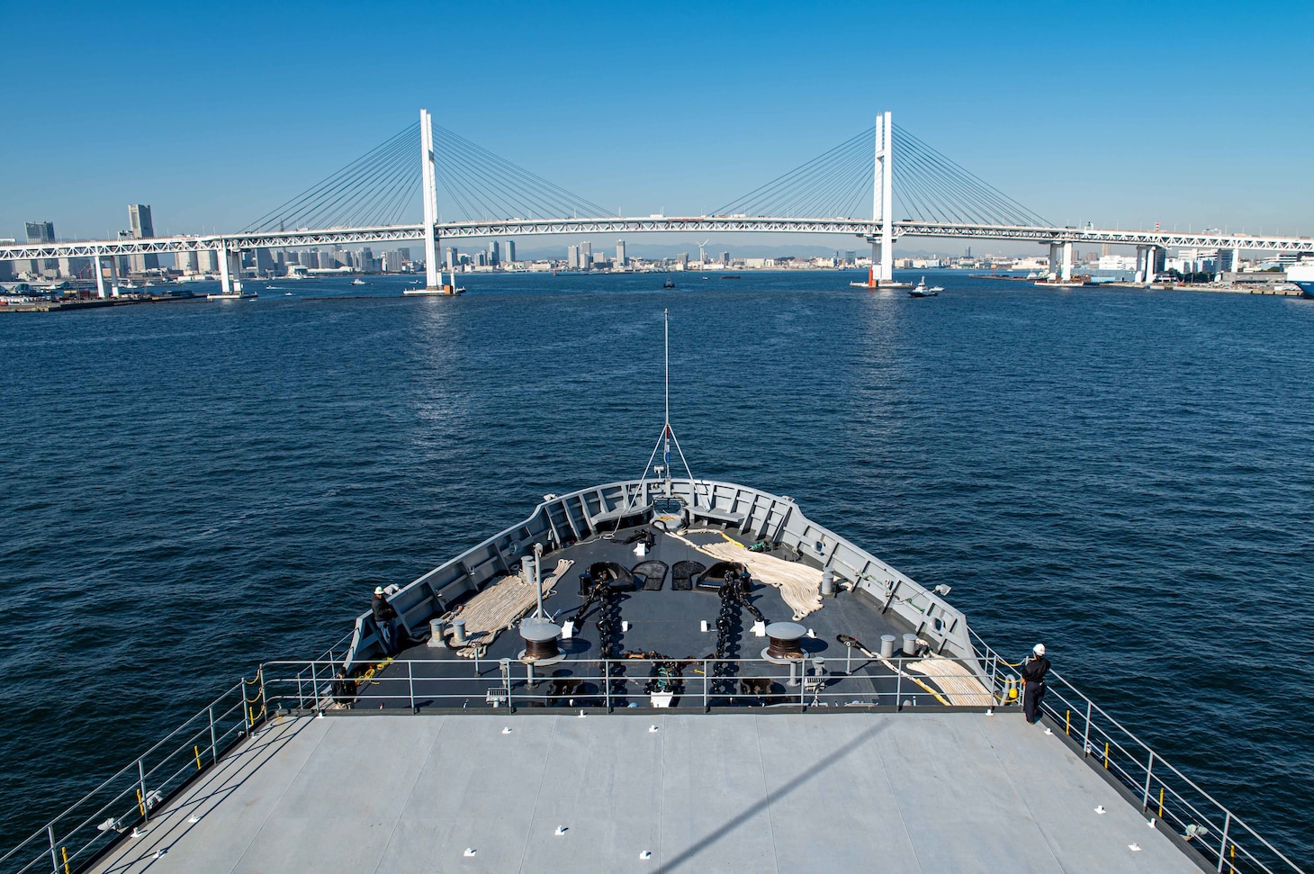 YOKOHAMA, Japan (Nov. 15, 2021) The Emory S. Land-class submarine tender USS Frank Cable (AS 40) approaches the Yokohama Bay Bridge. Frank Cable is on patrol conducting expeditionary maintenance and logistics in support of national security in the U.S. 7th Fleet area of operations. (U.S. Navy photo by Mass Communication Specialist 1st Class Charlotte C. Oliver/Released)