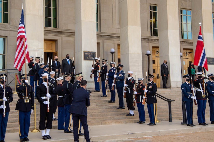 Defense Secretary Austin and Norwegian counterpart stand on Pentagon steps, flanked by troops.