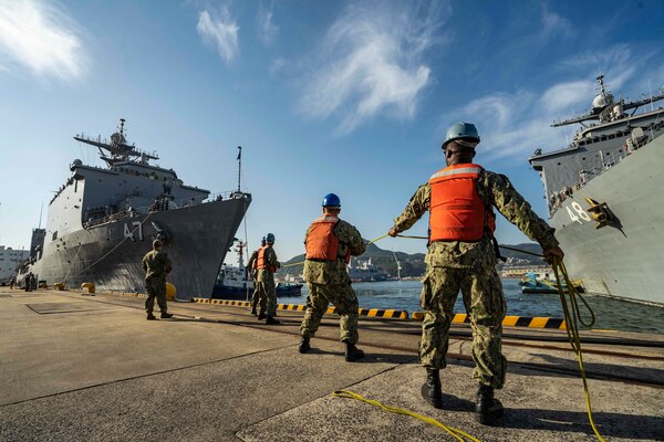 SASEBO, Japan (Nov. 17, 2021) Sailors assigned to Commander, Fleet Activities Sasebo (CFAS) handle lines as the amphibious dock landing ship USS Rushmore (LSD 47) moors pierside at CFAS, becoming the newest addition to the forward-deployed naval forces (FDNF). The Rushmore relieves another Whidbey Island-class ship, USS Germantown (LSD 42), which departed Sasebo Sept. 15, 2021 after more than a decade of FDNF service. (U.S. Navy photo by Mass Communication Specialist 1st Class Jeremy Graham)