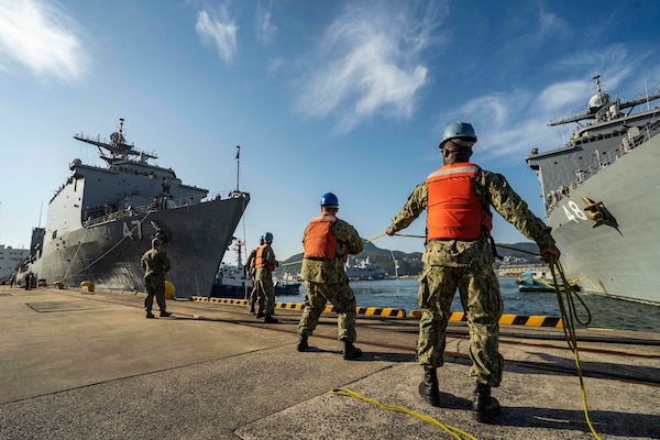 SASEBO, Japan (Nov. 17, 2021) Sailors assigned to Commander, Fleet Activities Sasebo (CFAS) handle lines as the amphibious dock landing ship USS Rushmore (LSD 47) moors pierside at CFAS, becoming the newest addition to the forward-deployed naval forces (FDNF). The Rushmore relieves another Whidbey Island-class ship, USS Germantown (LSD 42), which departed Sasebo Sept. 15, 2021 after more than a decade of FDNF service. (U.S. Navy photo by Mass Communication Specialist 1st Class Jeremy Graham)