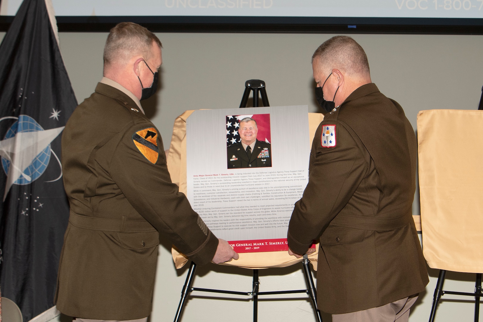 two Army generals unveil plaque on stage