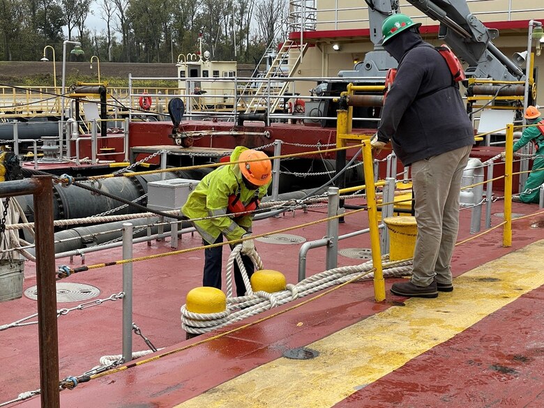 VICKSBURG, Miss. – The U.S. Army Corps of Engineers Vicksburg District welcomed home the Dredge Jadwin and crew Nov. 18, 2021, to the Vicksburg Harbor just in time for the holidays.