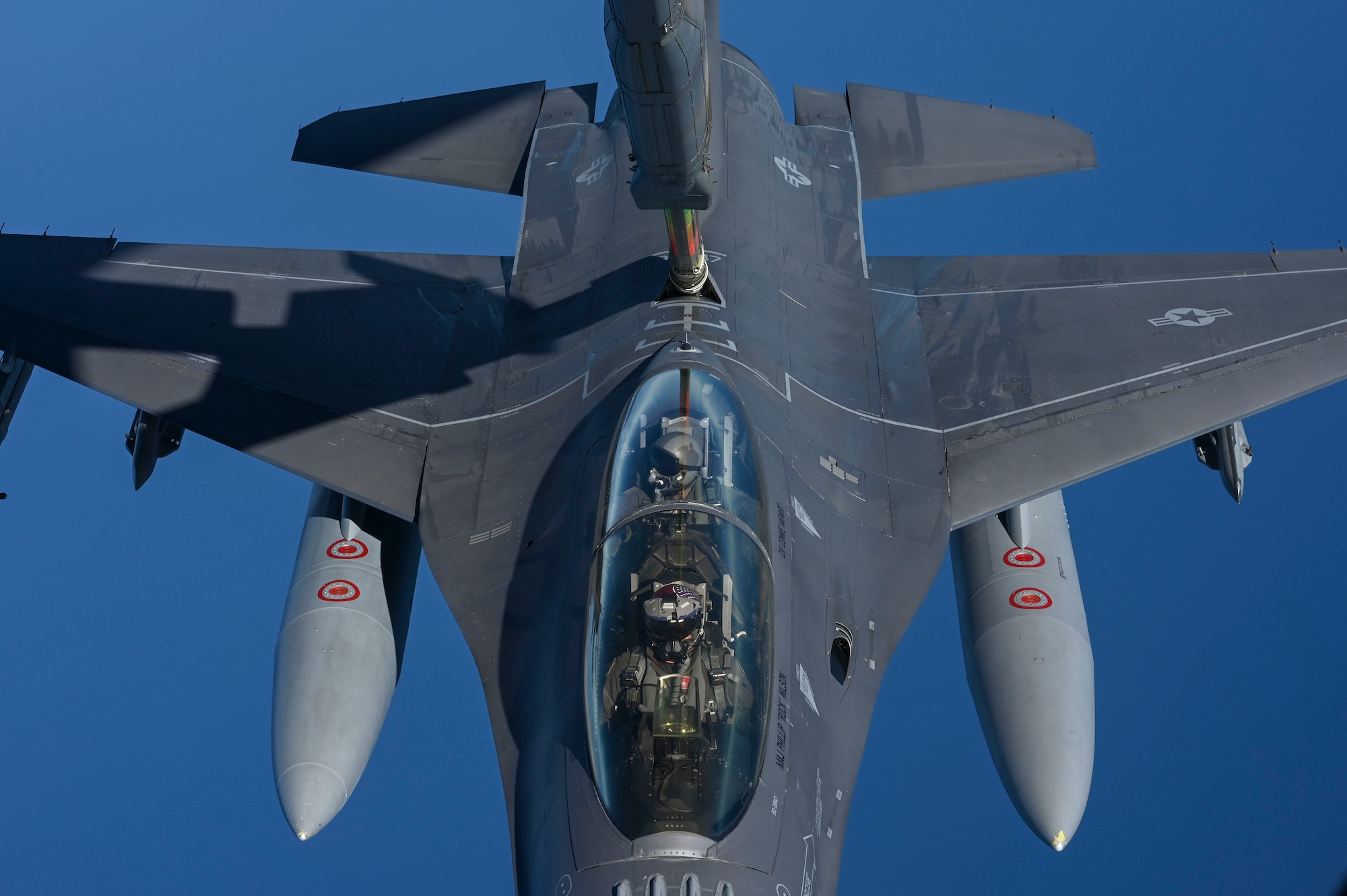 F-16 flies behind a tanker