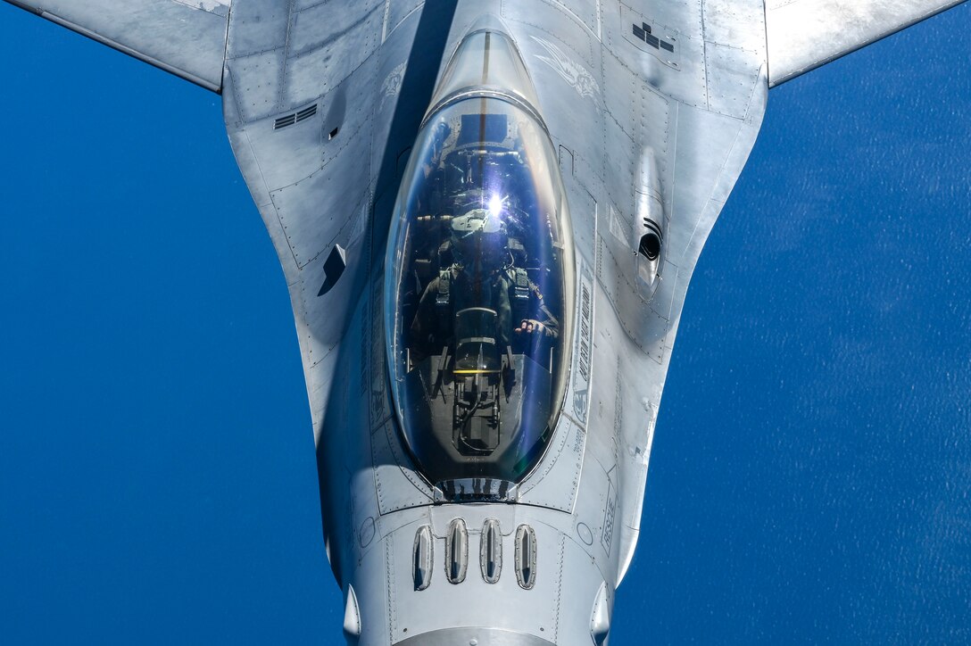 F-16 flies behind a tanker