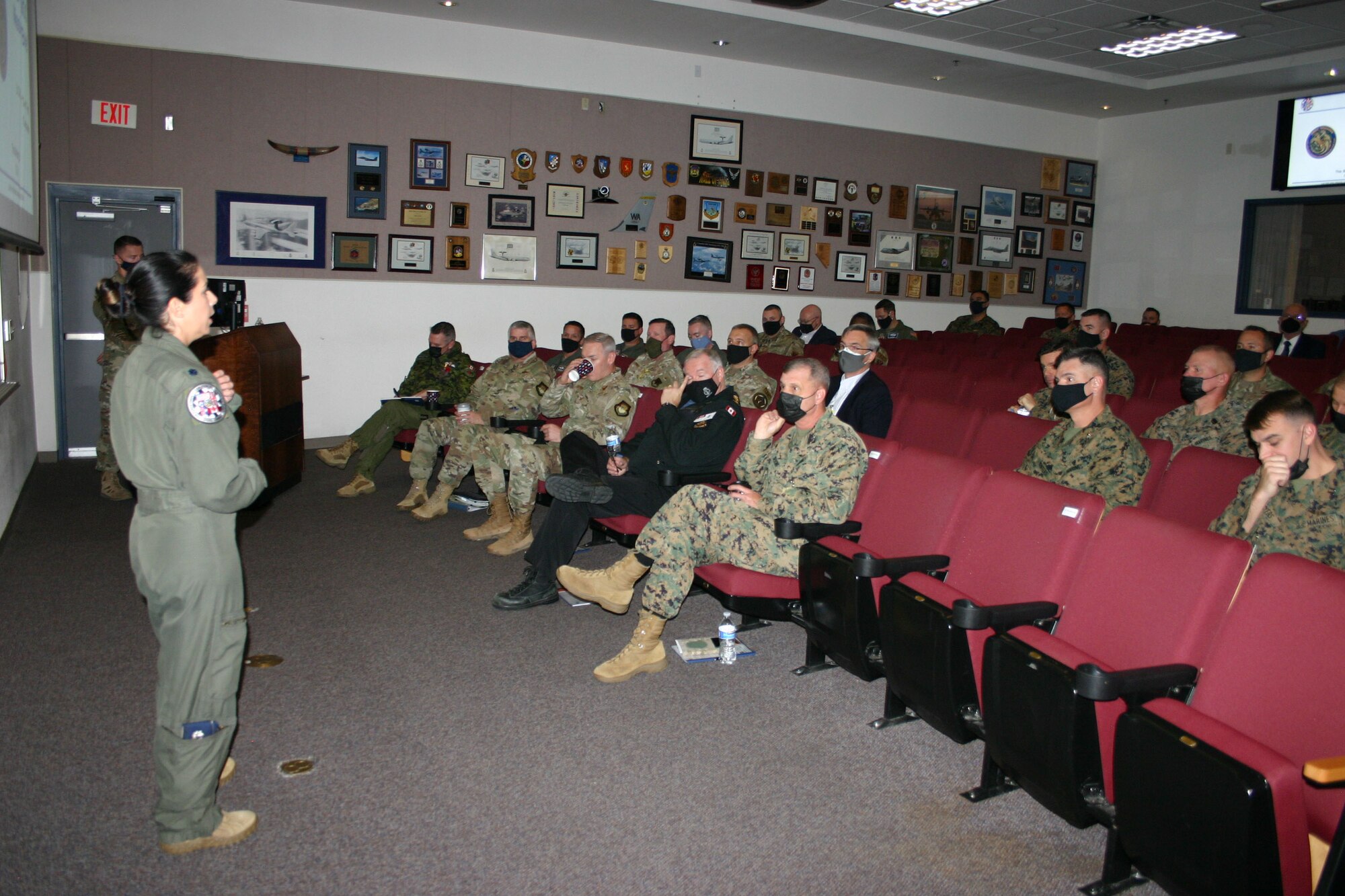 photo of U.S. Airman briefing group