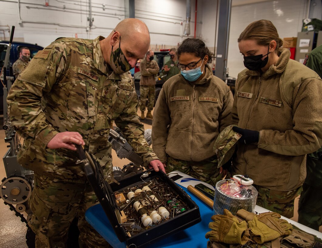Syracuse AFROTC Visits Niagara