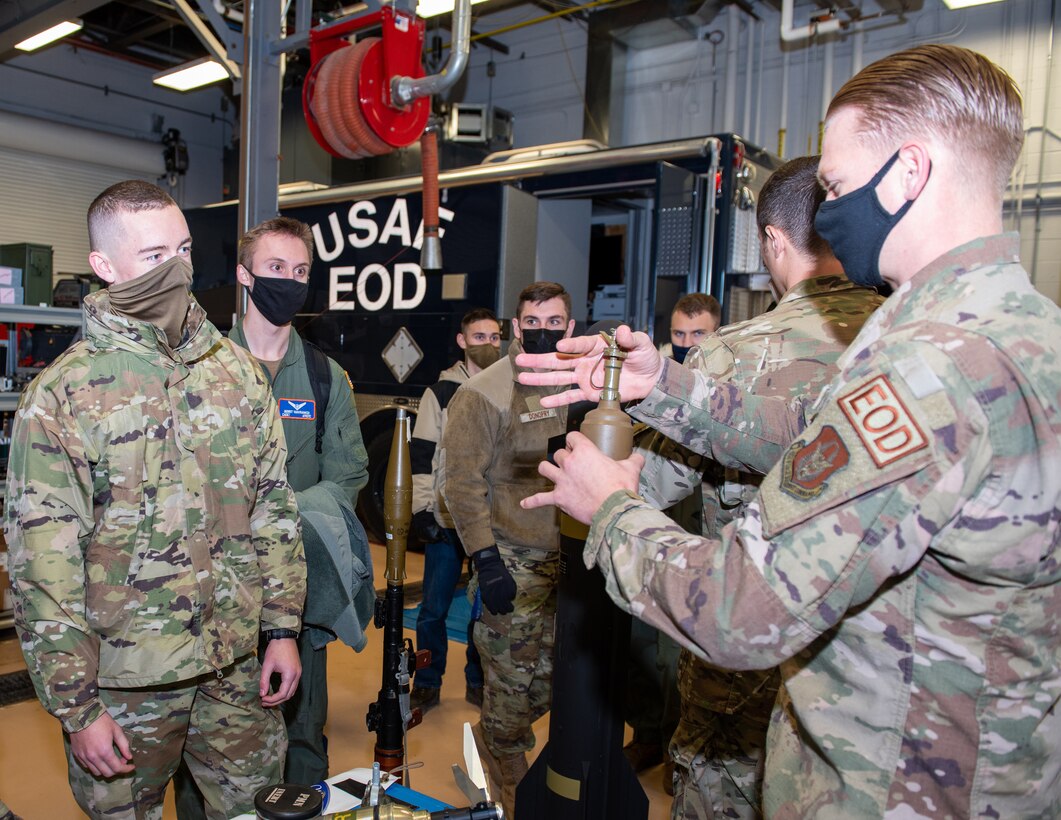 Syracuse AFROTC Visits Niagara