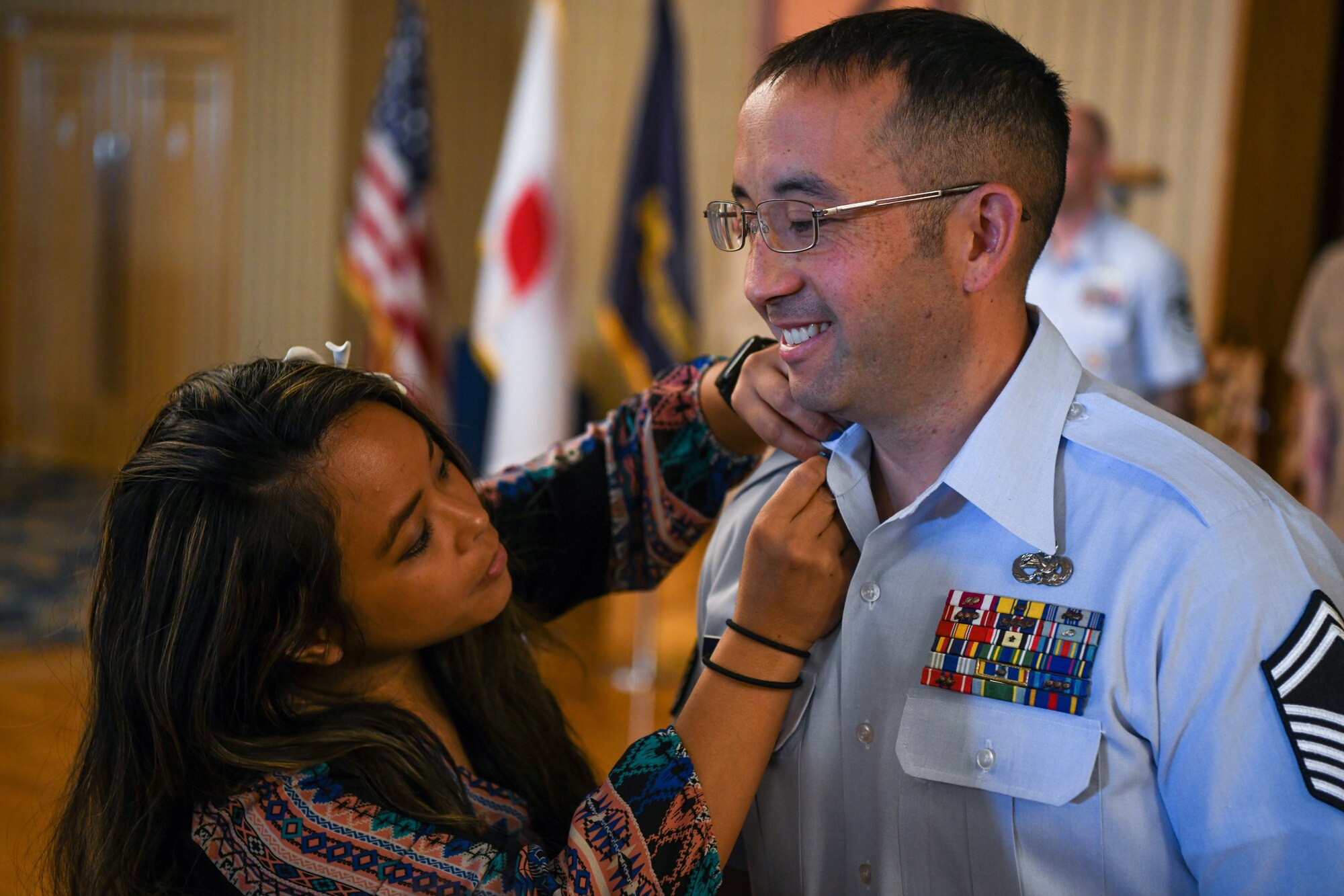 A dependent pins an anchor to her senior master sergeant spouce.