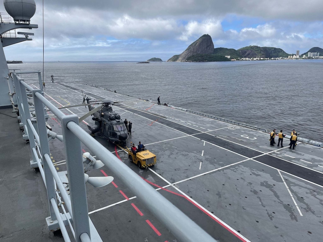 Brazilian sailors conduct helicopter operations on a Brazilian UH-15 Super Cougar