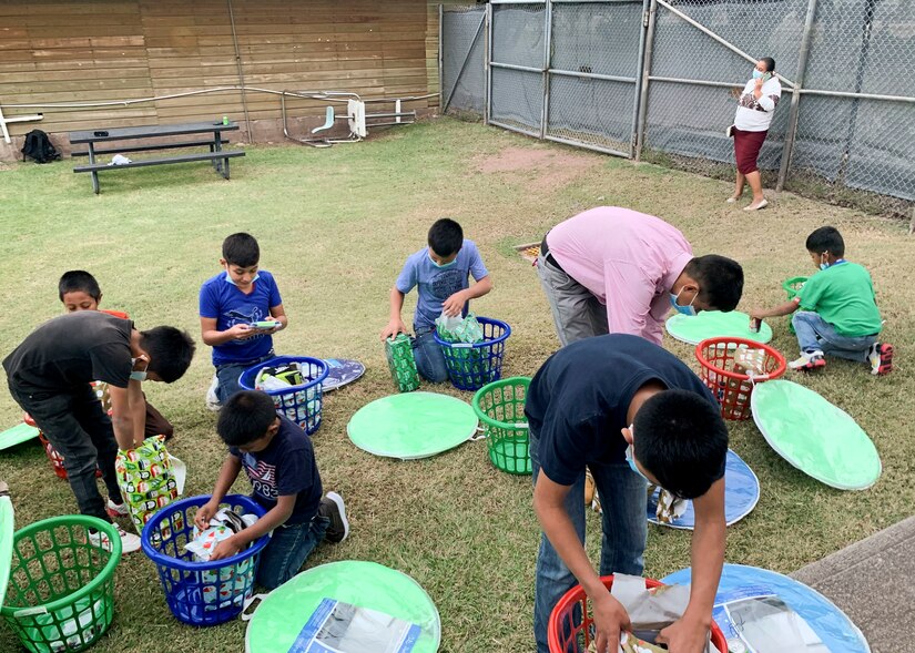 Soldados organizan barbacoa para hogar de niños en Soto Cano