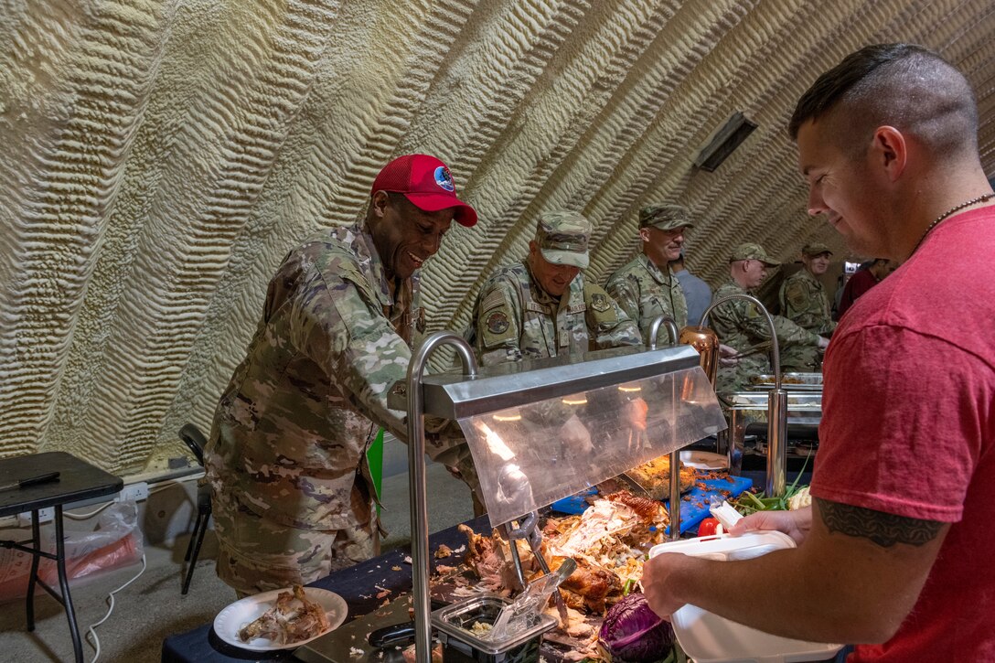 Airman serves turkey