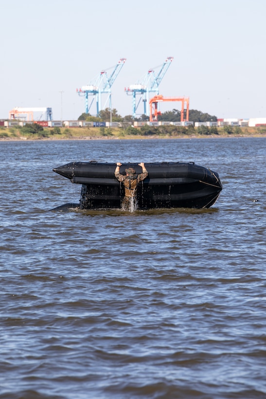 3d Force Reconnaissance Company conducts small boat and combatant diver training