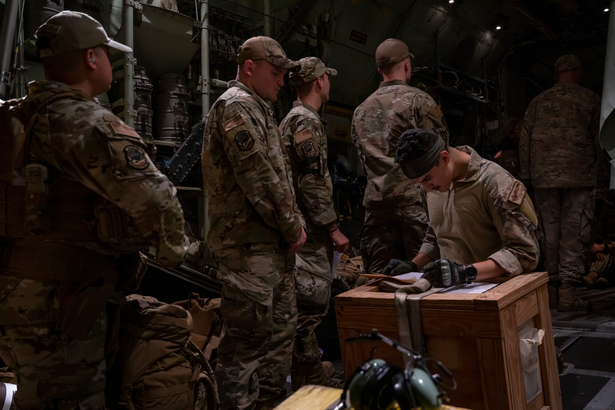Airman process through line to board aircraft