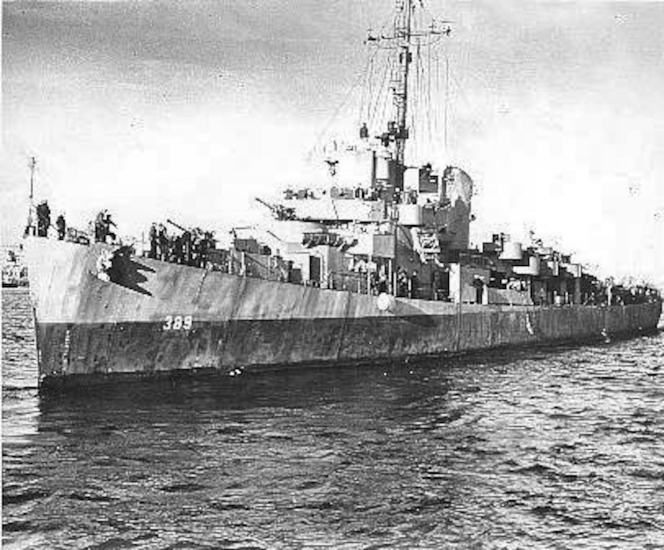 World War II underway photo of the Coast Guard-manned USS Durant (DE-389) sporting its haze gray paint scheme. (U.S. Navy)