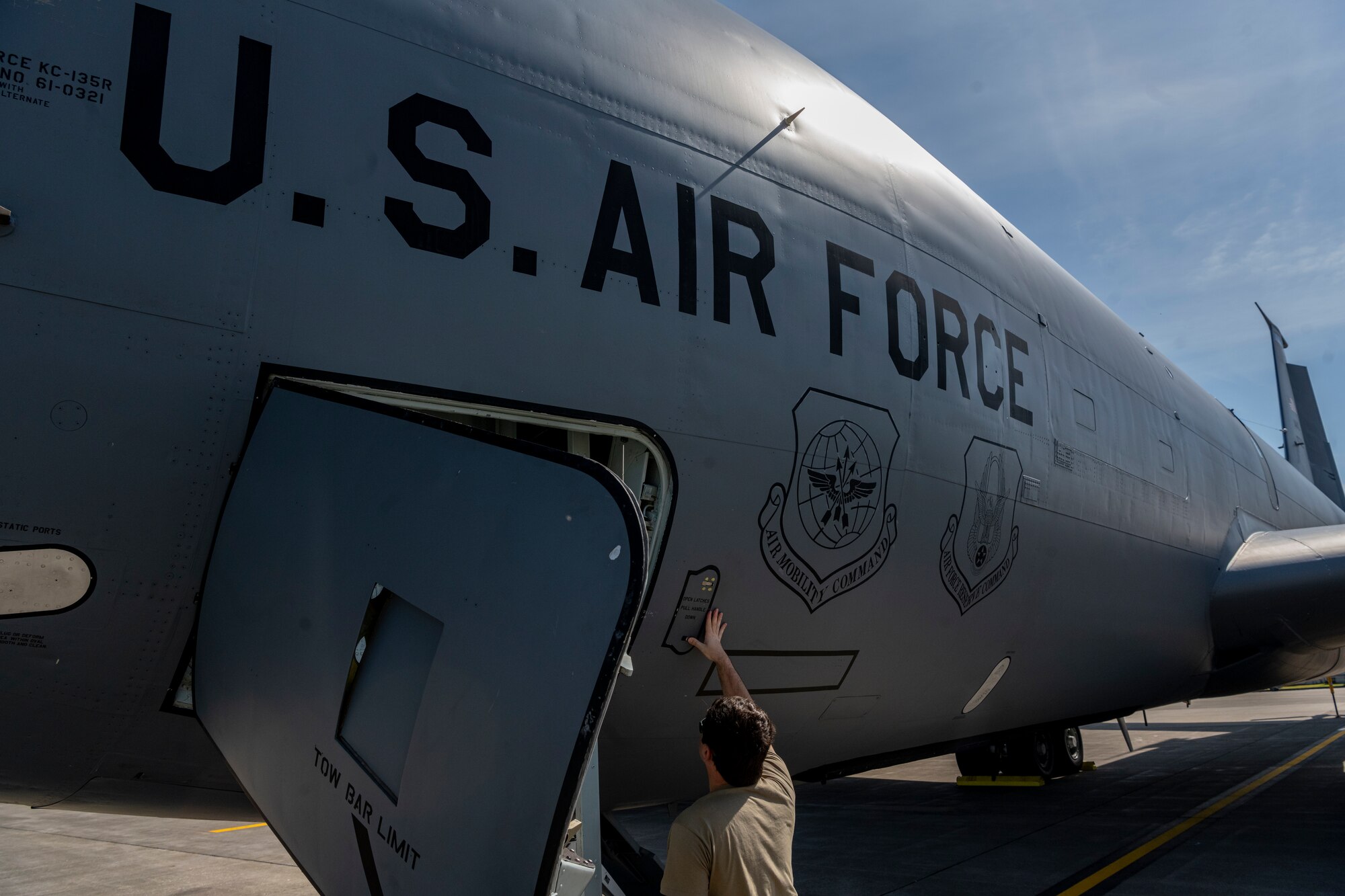 Side of aircraft with U.S. Air Force painted on it.
