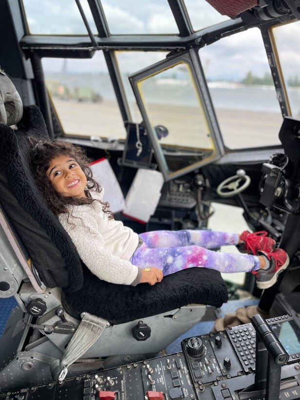 All-female crew supports “The Sky’s No Limit: Girls Fly Too” outreach event in Canada