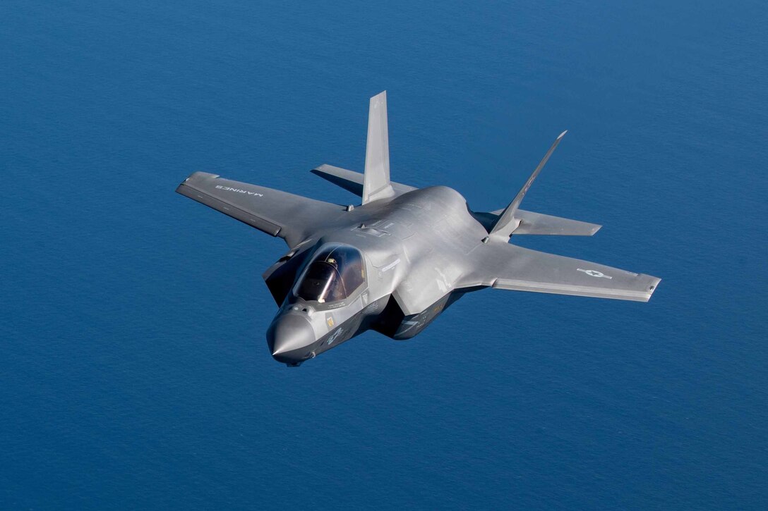 米海兵隊のステルス戦闘機F-35BライトニングIIが四国沖を飛行、2021年10月３日