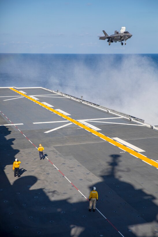 米海兵隊のステルス戦闘機F-35BライトニングIIが四国沖で海上自衛隊の護衛艦「いずも」に垂直着艦、2021年10月３日、海上自衛隊護衛艦「いずも」艦上