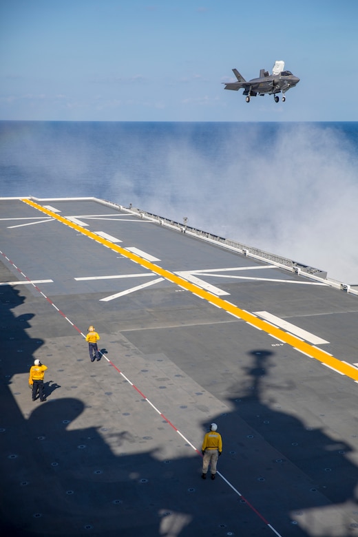 米海兵隊のステルス戦闘機F-35BライトニングIIが四国沖で海上自衛隊の護衛艦「いずも」に垂直着艦、2021年10月３日、海上自衛隊護衛艦「いずも」艦上