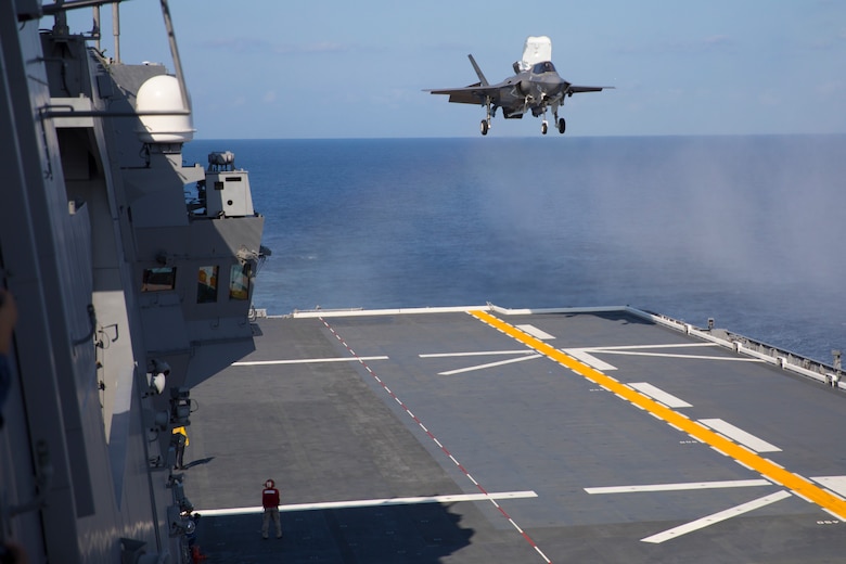 米海兵隊のステルス戦闘機F-35BライトニングIIが四国沖で海上自衛隊の護衛艦「いずも」に垂直着艦、2021年10月３日、海上自衛隊護衛艦「いずも」艦上