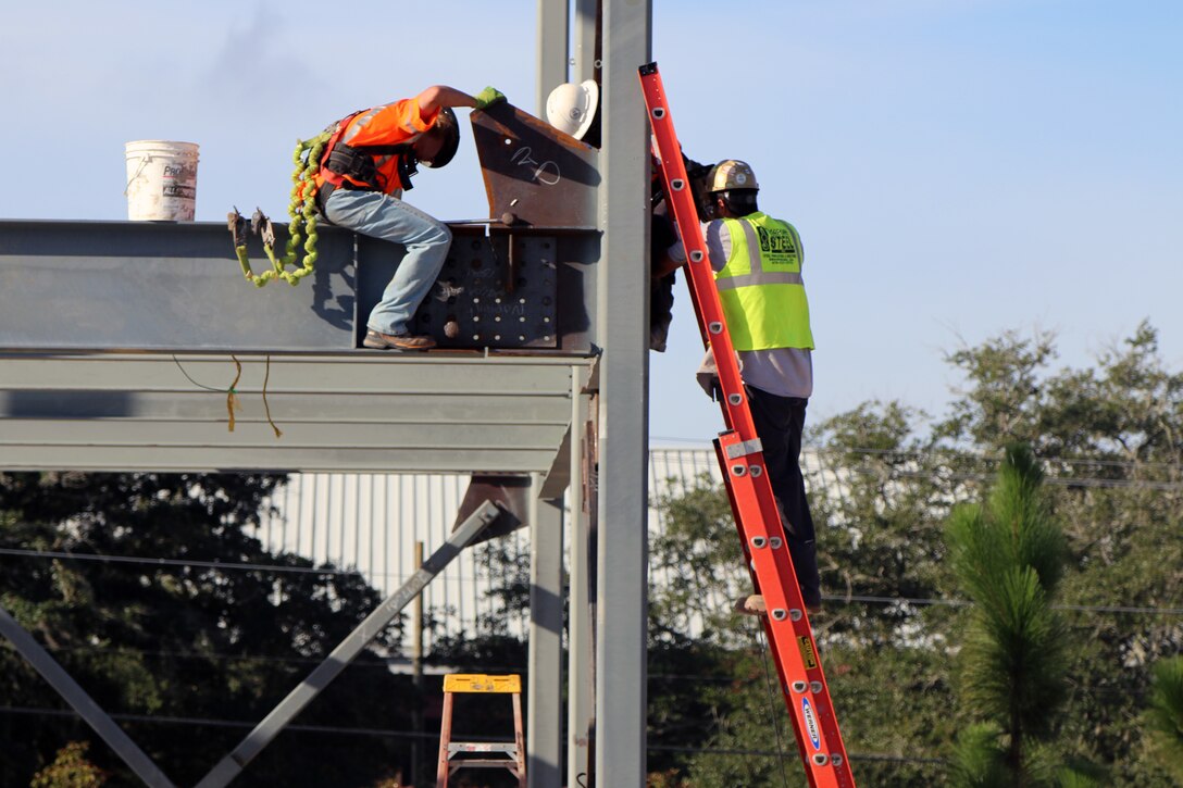 Workers put in a structural steel frame for a company-sized barracks at Fort Jackson, South Carolina as part of the Basic Training Complex Four, Phase Two project.  Formally known as a Basic Combat Trainee Complex, it has all the required facilities to house and fully train the Army’s new recruits, while also being close to field training areas and ranges.  The project has a current cost of about $42 million and is expected to be finished at the end of 2022.