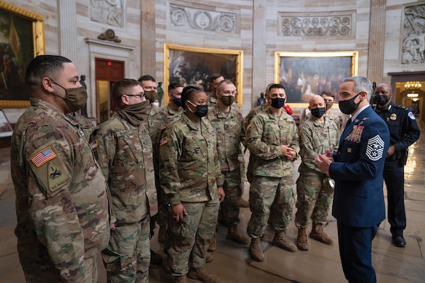 Senior Enlisted Advisor to the Chairman of the Joint Chiefs of Staff Ramón “CZ” Colón-López speaks with Servicemembers
and Capitol Police Officer in Capitol building, Washington, DC, February 25, 2021 (DOD/Carlos M. Vazquez II)