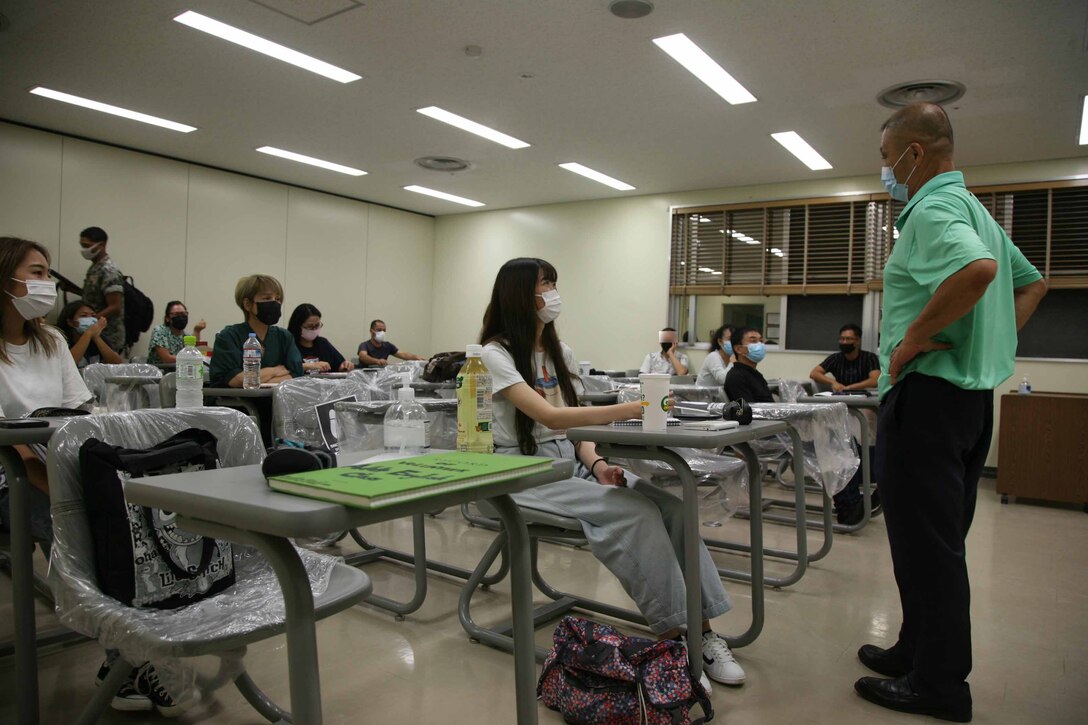 沖縄県でも９月３０日をもって緊急事態宣言が終了し、名護市辺野古区にあるキャンプ・シュワブも久しぶりに地域住民のための英会話クラスが教育センターで再開され、クラスに話しかける伊波文雄基地渉外官、２０２１年１０月１３日