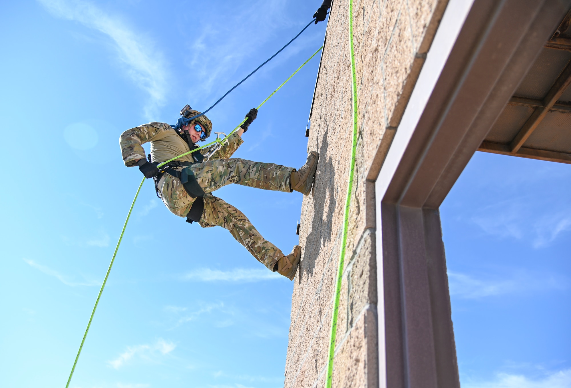 Staff Sgt. Steven Chaney, 49th Security Forces Squadron patrolman, scales down side of building during the 49th Wing’s first rappel skills training, Oct. 5, 2021, on Holloman Air Force Base, New Mexico. Holloman Defenders and firefighters learned rappel skills to use for rapid building entry and exit in hostile situations. (U.S. Air Force photo by Airman 1st Class Jessica Sanchez-Chen)