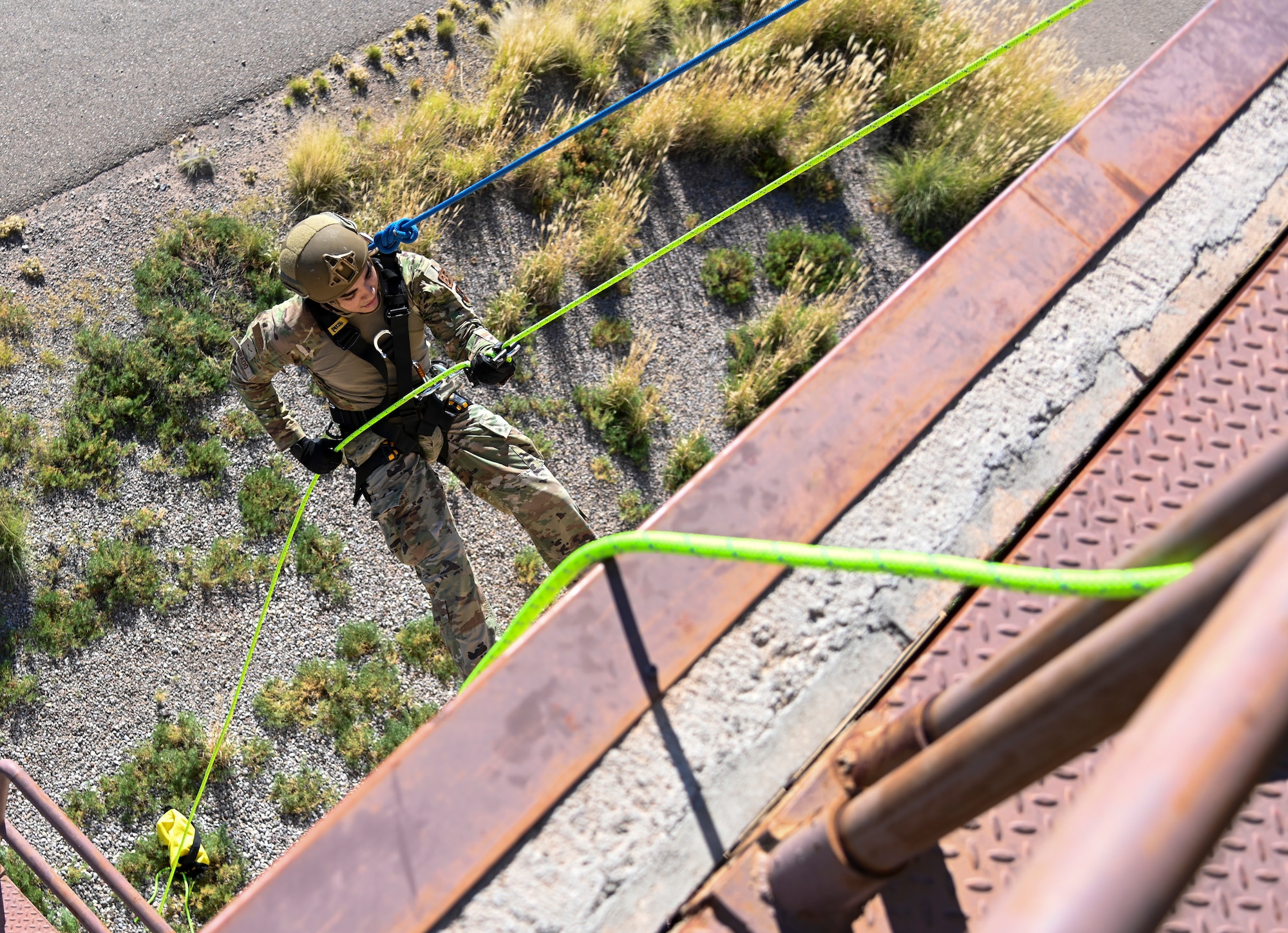 Airman 1st Class Isaiah Tirado, 49th Security Forces Squadron installation entry controller, scales down a building during the 49th Wing’s first rappel skills training, Oct. 5, 2021, on Holloman Air Force Base, New Mexico. Defenders and fighter fighters use rappel operations in hostile or dangerous situations requiring a rapid entry or exit from buildings. (U.S. Air Force photo by Airman 1st Class Jessica Sanchez-Chen)